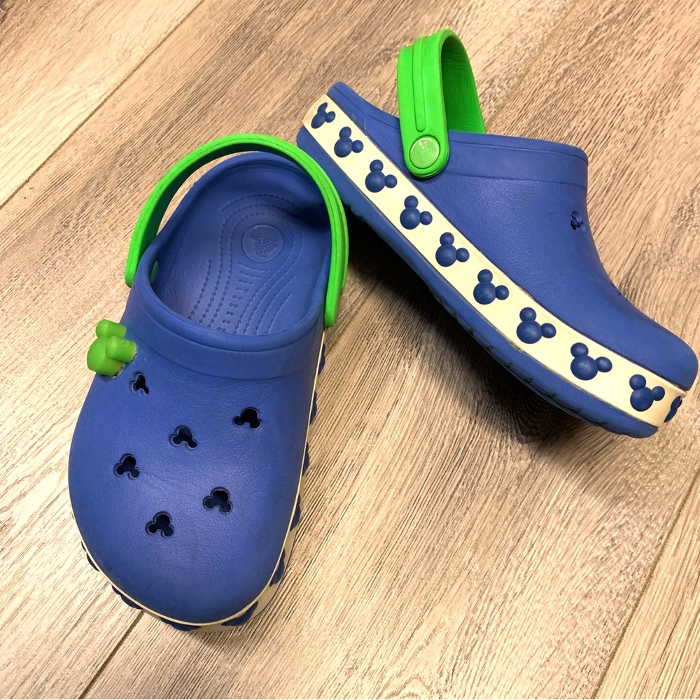 Kids blue green Disney Mickey Mouse Crocs Sz 2 GUC Summer Camp Fun Lab Crocband